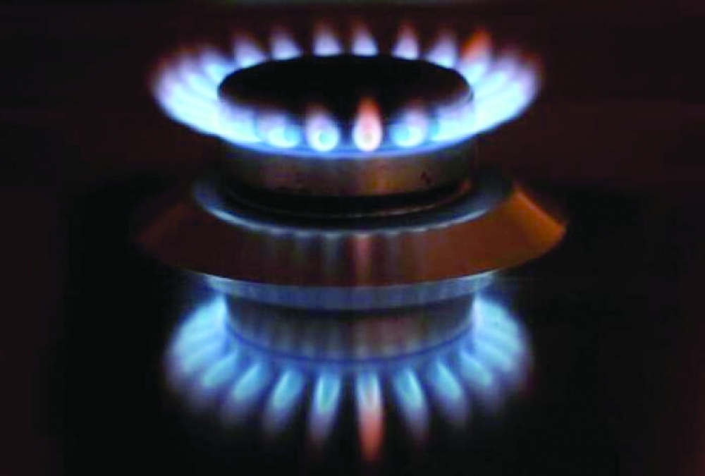 Europe gas prices extend downward trend on warmer weather, LNG arrivals
