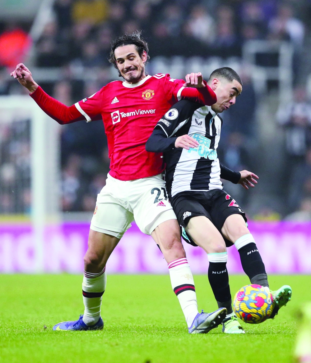 Soccer Football - Premier League - Newcastle United v Manchester United - St James' Park, Newcastle, Britain - December 27, 2021 Newcastle United's Miguel Almiron in action with Manchester United's Edinson Cavani REUTERS/Scott Heppell EDITORIAL USE ONLY. No use with unauthorized audio, video, data, fixture lists, club/league logos or 'live' services. Online in-match use limited to 75 images, no video emulation. No use in betting, games or single club /league/player publications.  Please contact your account representative for further details.
