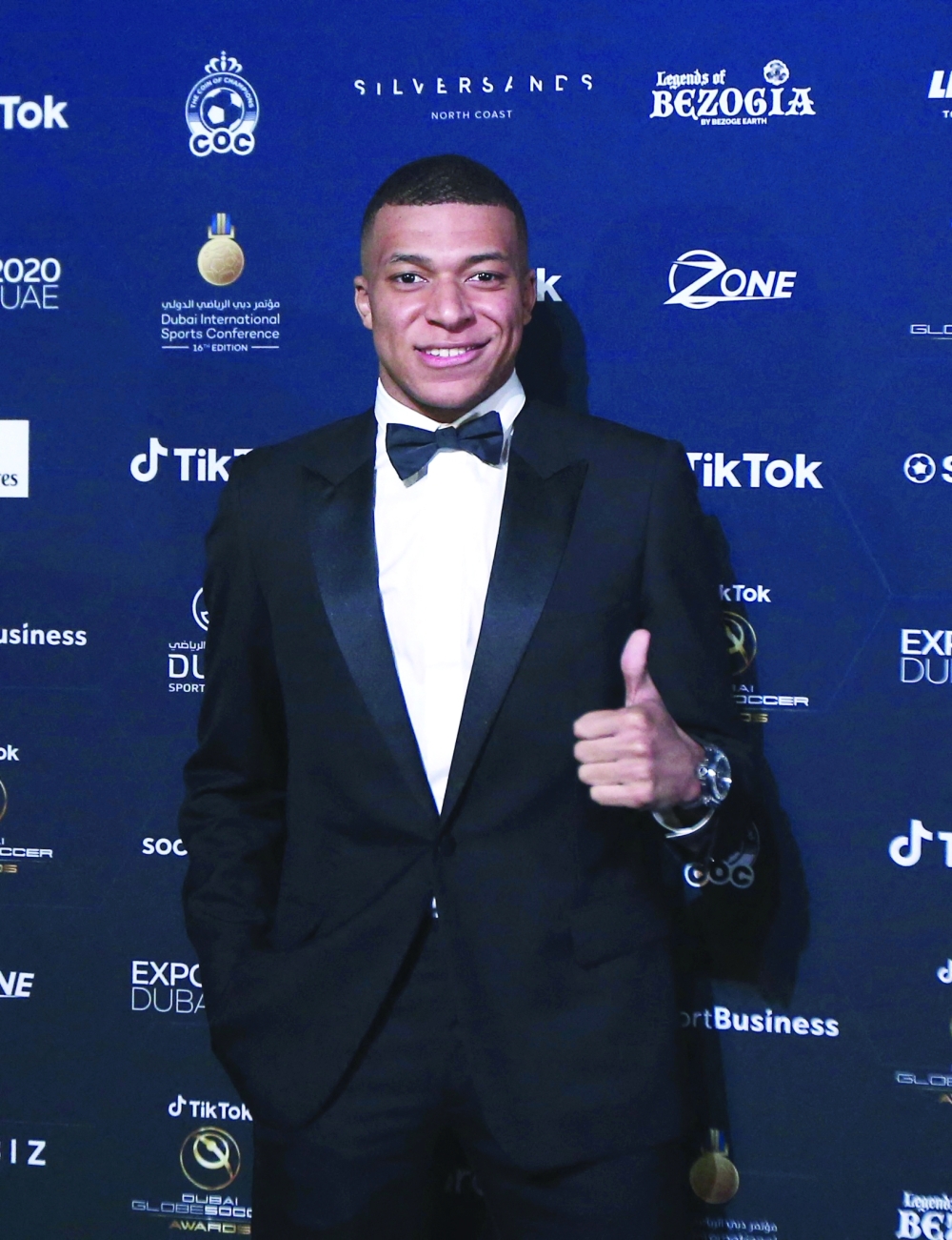 Soccer Football - Globe Soccer Awards - Burj Khalifa, Dubai, United Arab Emirates - December 27, 2021 Paris St Germain's Kylian Mbappe poses as he arrives for the Globe Soccer Awards REUTERS/Satish Kumar
