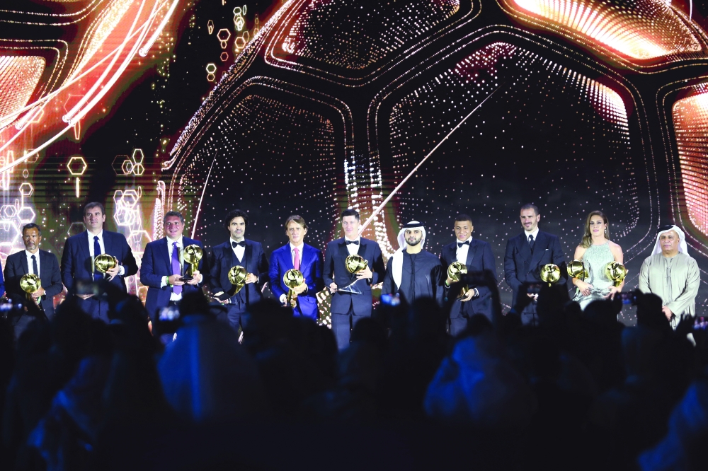Soccer Football - Globe Soccer Awards - Burj Khalifa, Dubai, United Arab Emirates - December 27, 2021 Paris St Germain's Kylian Mbappe, Bayern Munich's Robert Lewandowski and all the award winners pose during the Globe Soccer Awards REUTERS/Satish Kumar
