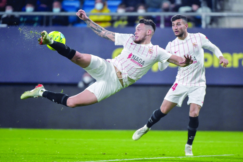 Sevilla's Argentinian midfielder Lucas Ocampos kicks the ball during the Spanish league football match between Cadiz CF and Sevilla FC at the Nuevo Mirandilla stadium in Cadiz, on January 3, 2022.  (Photo by CRISTINA QUICLER                     / AFP)

