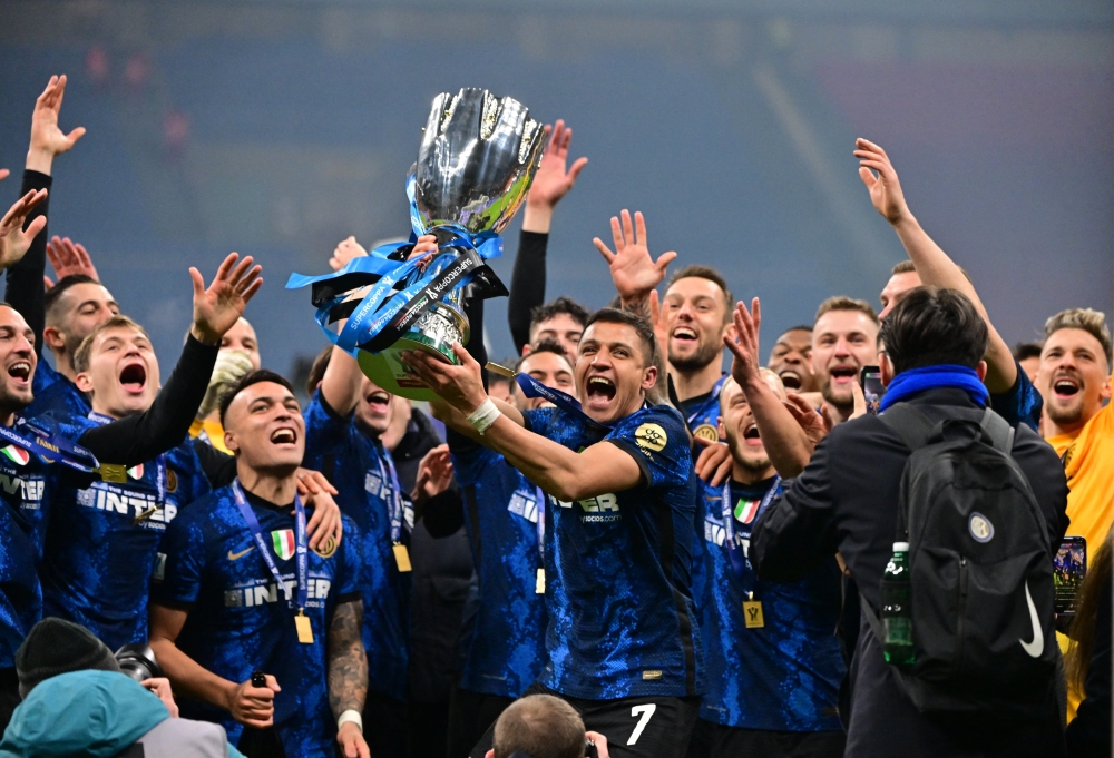 Inter Milan's Alexis Sanchez and teammates celebrate winning the Italian Super Cup with the trophy. -- Reuters