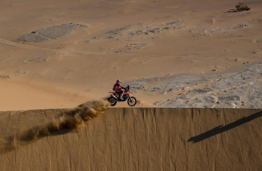TOPSHOT - British biker Sam Sunderland powers his Ktm's during the Stage 11 of the Dakar 2022 around Bisha, Saudi Arabia, on January 13, 2022.  (Photo by FRANCK FIFE / AFP)

