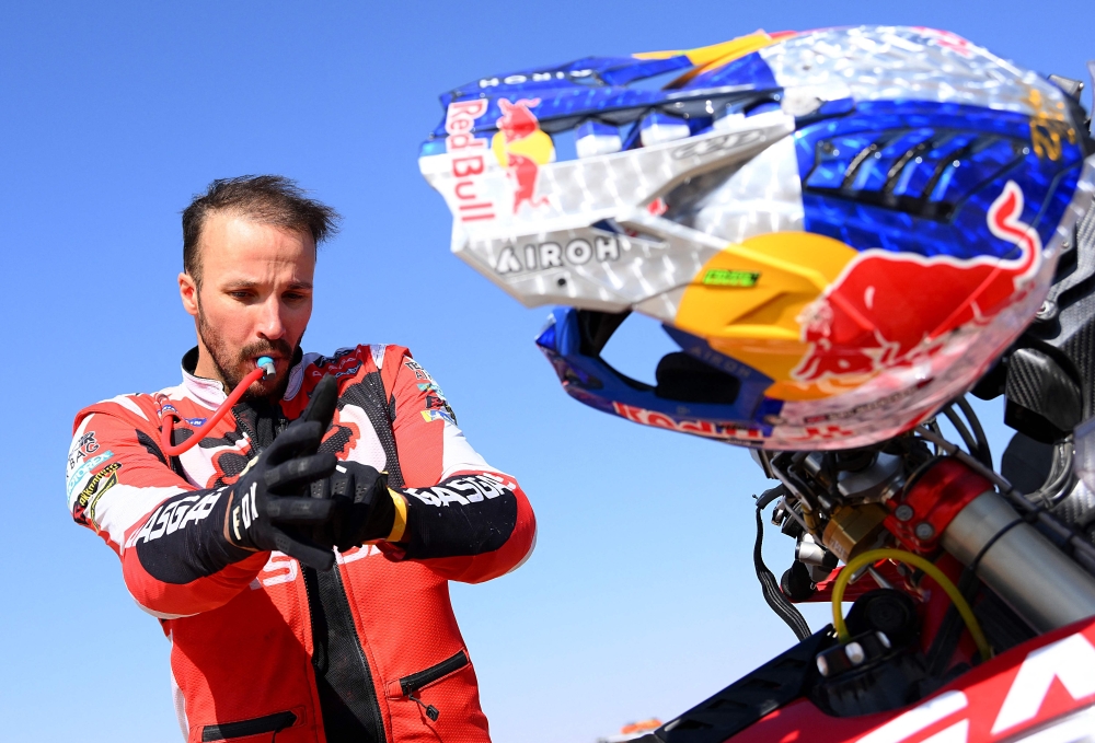 British biker Sam Sunderland is pictured during the Stage 11 of the Dakar 2022 around Bisha, Saudi Arabia, on January 13, 2022.   (Photo by FRANCK FIFE / AFP)


