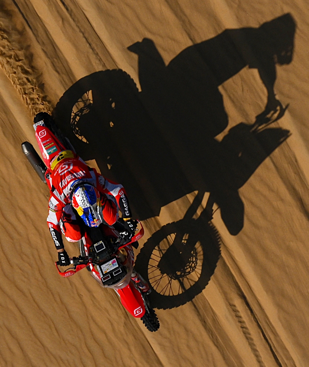 British biker Sam Sunderland powers his Ktm's during the Stage 11 of the Dakar 2022 around Bisha, Saudi Arabia, on January 13, 2022.  (Photo by FRANCK FIFE / AFP)

