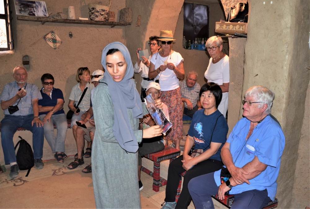 Guide-explains-at-Al-Hamra-Museum