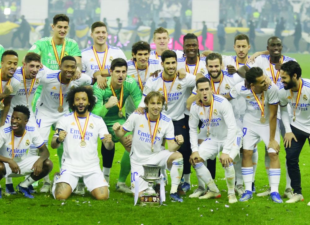 Soccer Football - Spanish Super Cup Final - Real Madrid v Athletic Bilbao - King Fahd International Stadium, Riyadh, Saudia Arabia - January 16, 2022 Real Madrid players celebrate with the trophy after winning the Spanish Super Cup REUTERS/Ahmed Yosri
