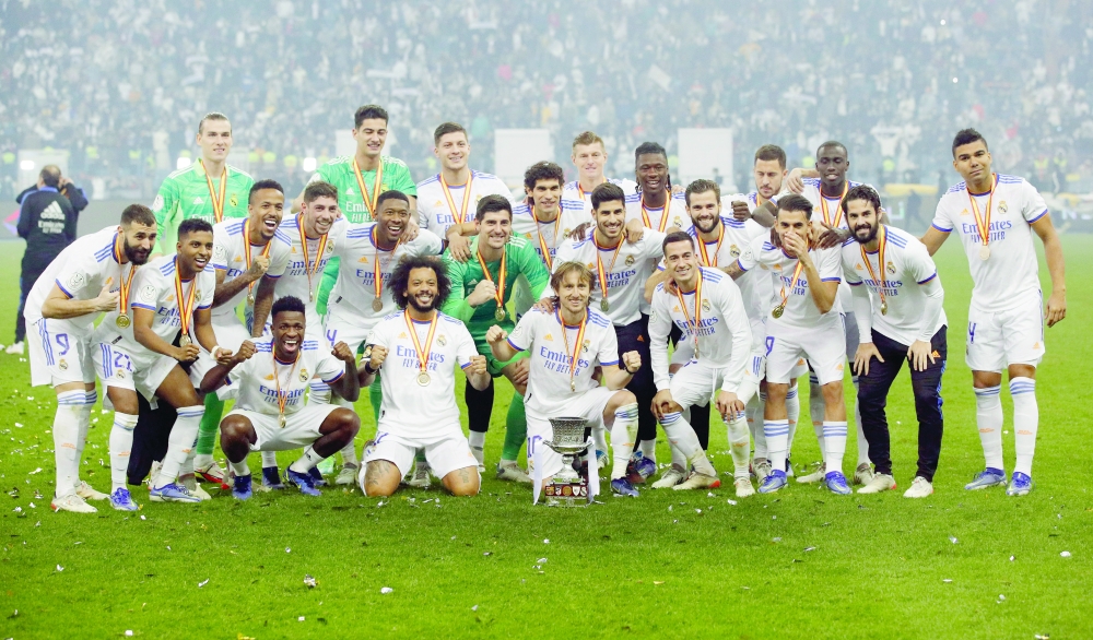 Soccer Football - Spanish Super Cup Final - Real Madrid v Athletic Bilbao - King Fahd International Stadium, Riyadh, Saudia Arabia - January 16, 2022 Real Madrid players celebrate with the trophy after winning the Spanish Super Cup REUTERS/Albert Gea
