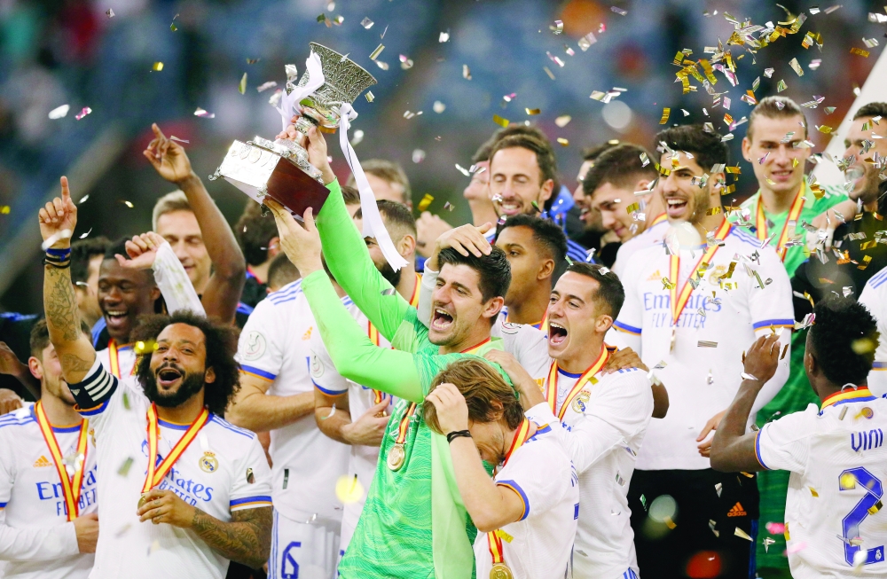Soccer Football - Spanish Super Cup Final - Real Madrid v Athletic Bilbao - King Fahd International Stadium, Riyadh, Saudia Arabia - January 16, 2022 Real Madrid's Thibaut Courtois with teammates celebrate with the trophy after winning the Spanish Super Cup REUTERS/Albert Gea
