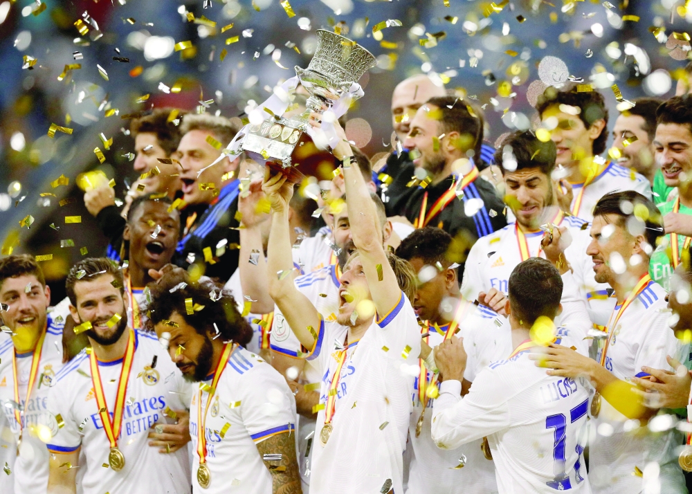Soccer Football - Spanish Super Cup Final - Real Madrid v Athletic Bilbao - King Fahd International Stadium, Riyadh, Saudia Arabia - January 16, 2022 Real Madrid's Luka Modric lifts the trophy as they celebrate winning the Spanish Super Cup REUTERS/Albert Gea     TPX IMAGES OF THE DAY
