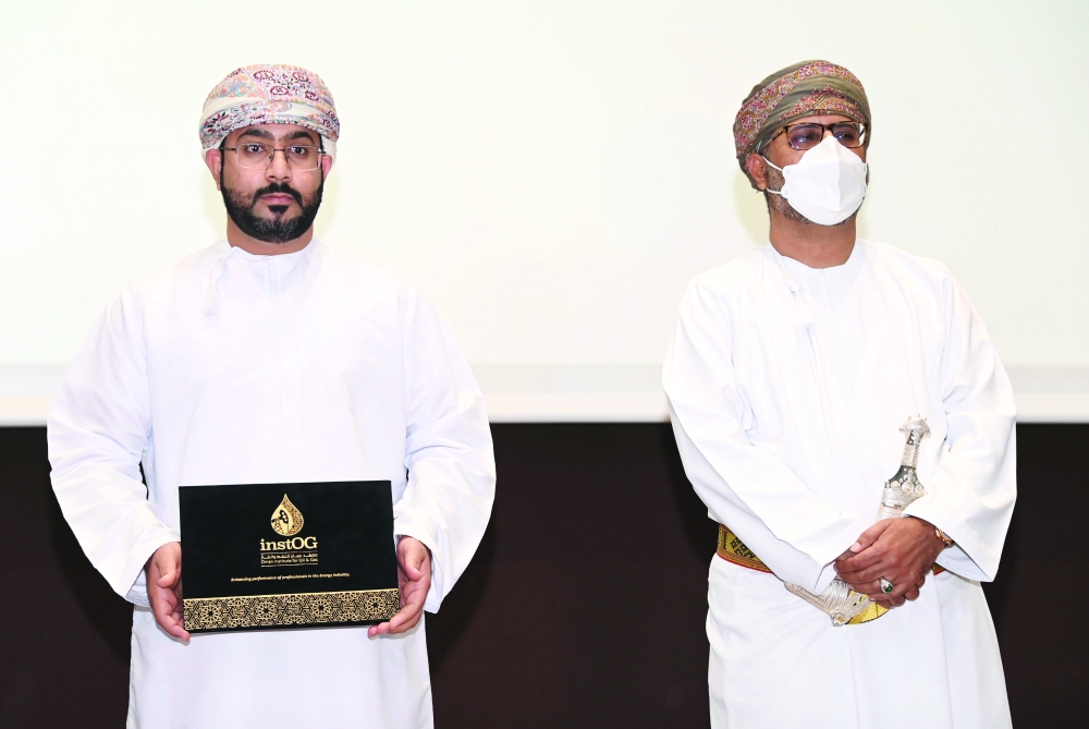 معهد-عُمان-للنفط-والغاز-يحتفل-بتخريج-٧٠-من-خريجي-برنا