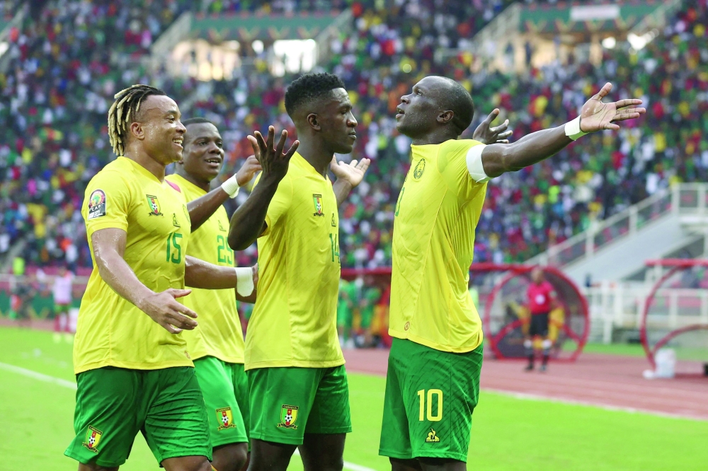 Cameroon's forward Vincent Aboubakar (R) celebrates scoring his team's first goal during the Group A Africa Cup of Nations (CAN) 2021 football match between Cape Verde and Cameroon at Stade d'Olembe in Yaounde on January 17, 2022.  (Photo by KENZO TRIBOUILLARD / AFP)

