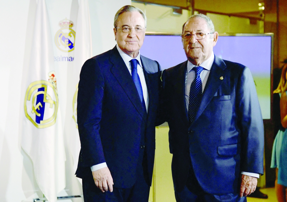 Real Madrid president Florentino Perez (L) poses with honour president Francisco 'Paco' Gento. -- AFP 