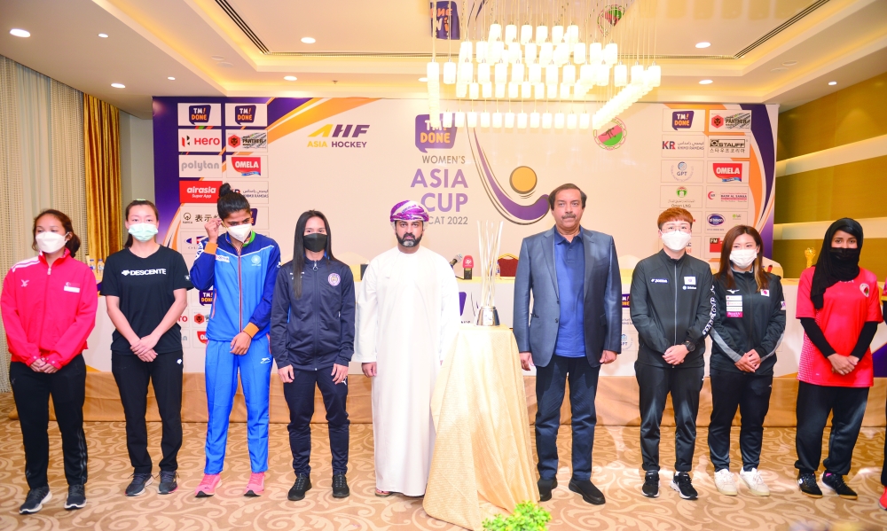AHF chief Tayyab Ikram and OHA chairman Dr Marwan Juma al Juma with team captains and Asia Cup trophy. -- AbdulWahid al Hamdani