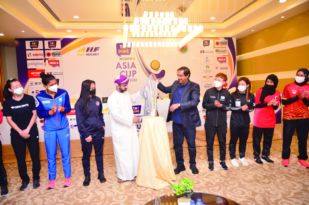 AHF chief Tayyab Ikram and OHA chairman Dr Marwan Juma al Juma with team captains and Asia Cup trophy. -- AbdulWahid al Hamdani