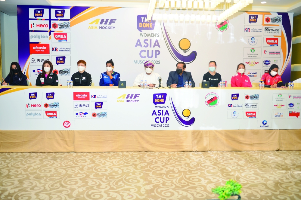 AHF chief Tayyab Ikram and OHA chairman Dr Marwan Juma al Juma with the team captains. -- AbdulWahid al Hamdani