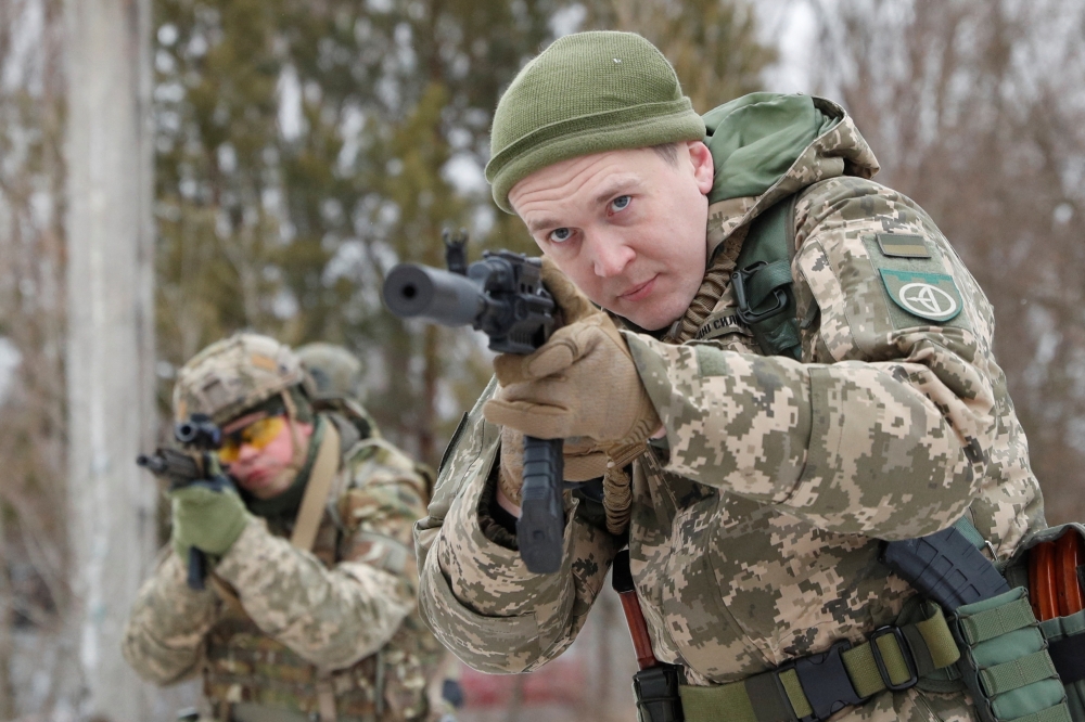 Reservists of the Ukrainian Territorial Defence Forces take part in military exercises on the outskirts of Kyiv, Ukraine January 29, 2022. 