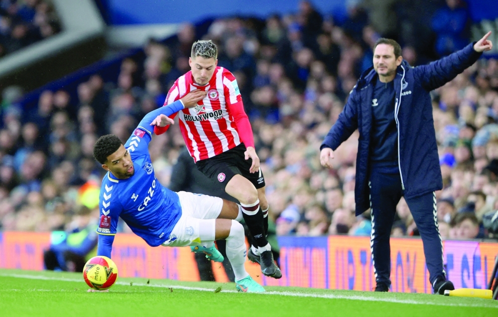 Everton's Mason Holgate in action with Brentford's Sergi Canos as Everton manager Frank Lampard looks on Action Images via Reuters/