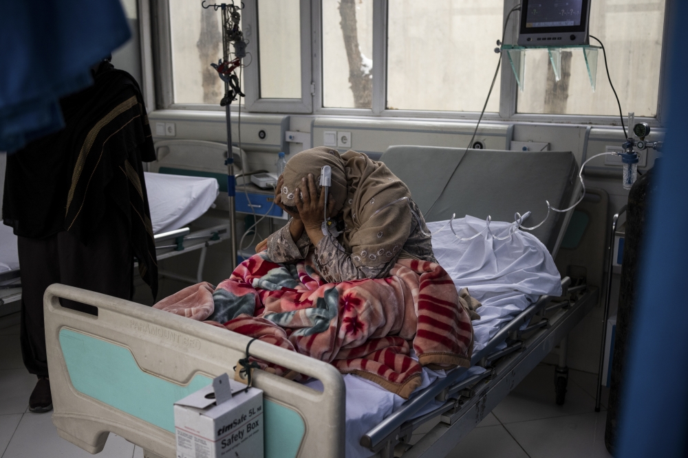 A Covid-19 patient at the Afghan-Japan Communicable Disease Hospital in Kabul, Afghanistan, Jan. 17, 2022.  (Jim Huylebroek/The New York Times)