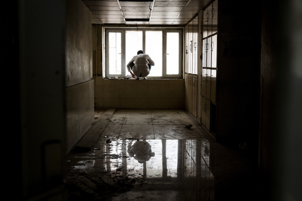A lab worker performs a nose swab at the Indira Gandhi Children's Hospital in Kabul, Afghanistan, Jan. 17, 2022. (Jim Huylebroek/The New York Times)