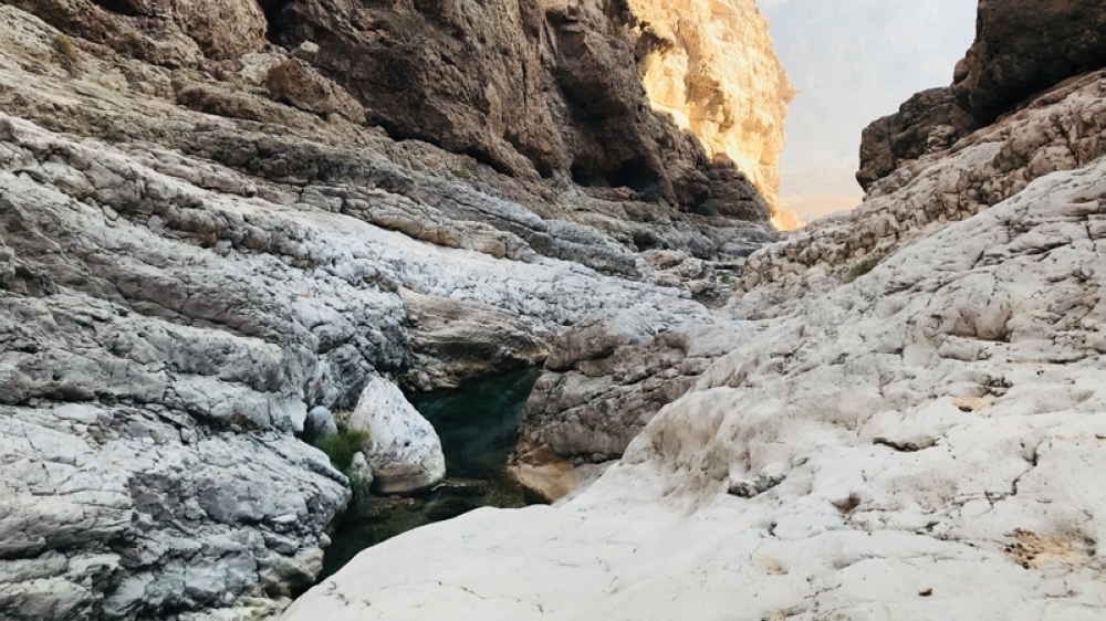 Qalhat-boulder-water