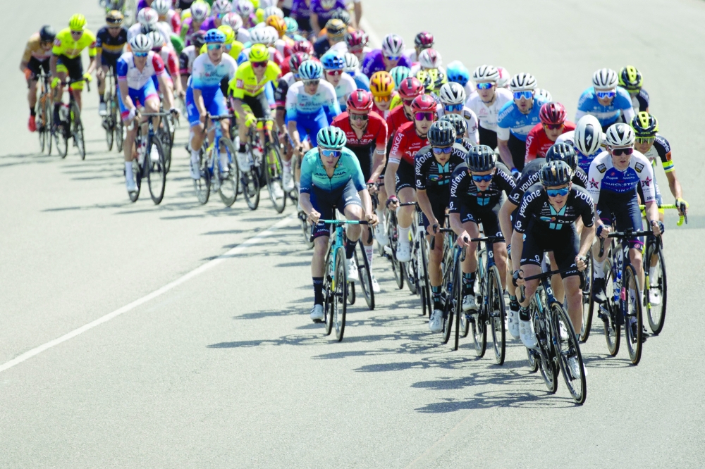 Bardiani-CSF rider Samuele Zoccarato (L) and Euskatel-Euskadi's Julen Irizar (R) ride during the fourth stage of the Oman Tour between al-Sifah and Royal Opera House Muscat on February 13, 2022.   (Photo by Thomas SAMSON / AFP)

