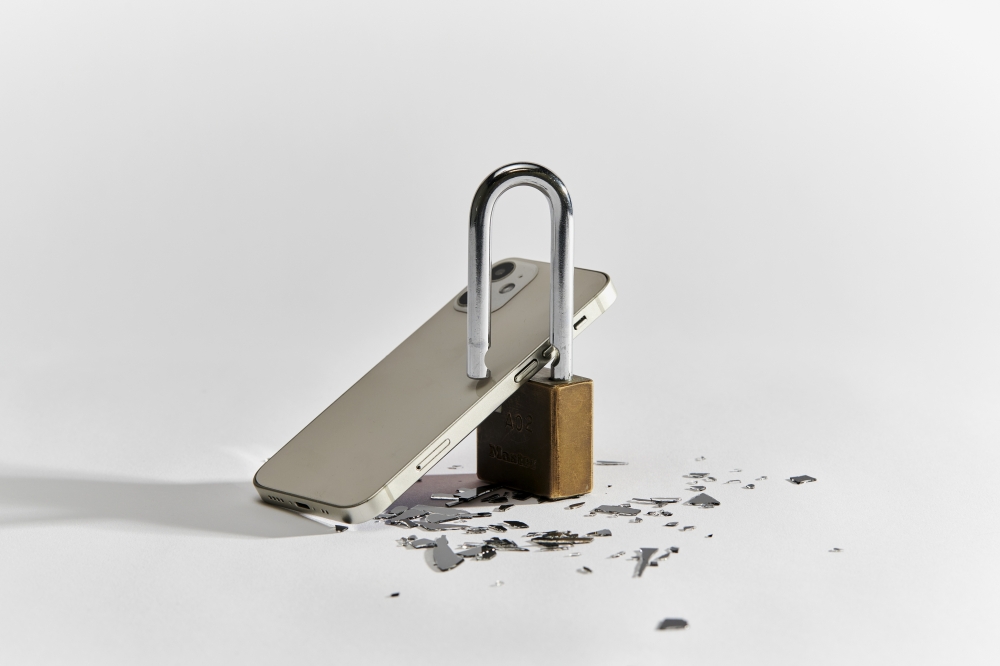 Whether smartphone overuse constitutes a true addiction is still up for debate, but experts say there are ways to scale down. (Aileen Son/The New York Times)