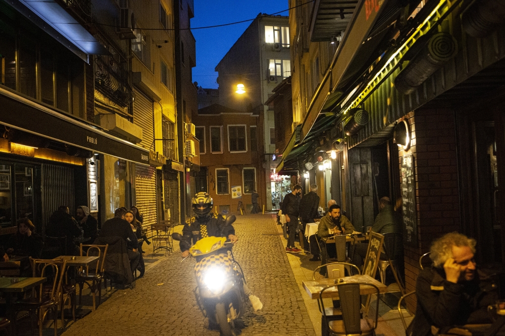Outdoor diners in Istanbul, Turkey (The New York Times)