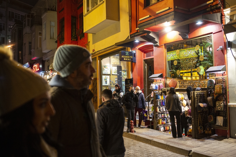 Shoppers in Istanbul (The New York Times)