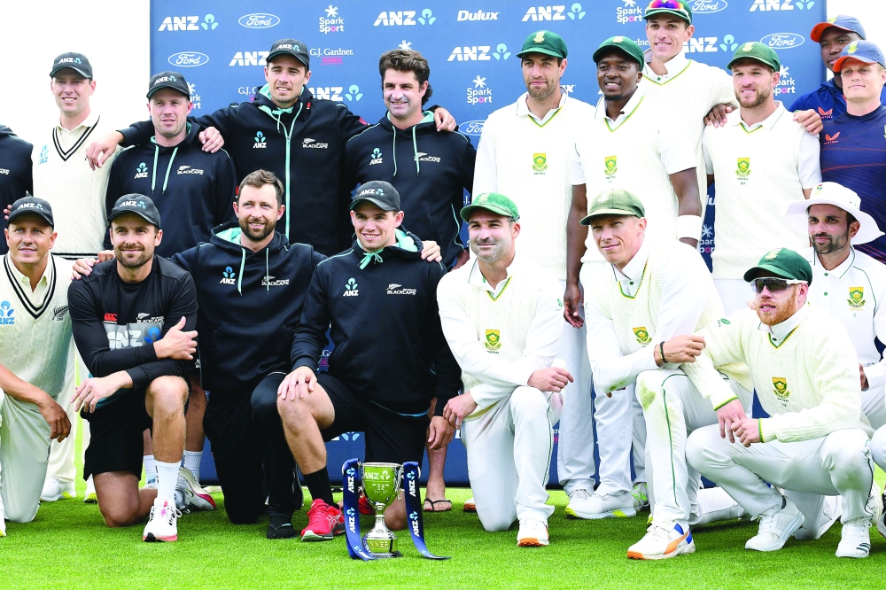 Players of New Zealand and South Africa pose with the trophy during the presentation ceremony after at the end of day five of the second cricket Test match between New Zealand and South Africa at Hagley Oval in Christchurch on March 1, 2022. (Photo by Sanka Vidanagama / AFP)

