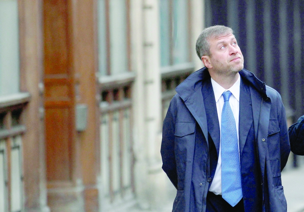 FILE PHOTO: Chelsea Football Club owner Roman Abramovich walks past the High Court in London November 16, 2011. REUTERS/Suzanne Plunkett/File Photo
