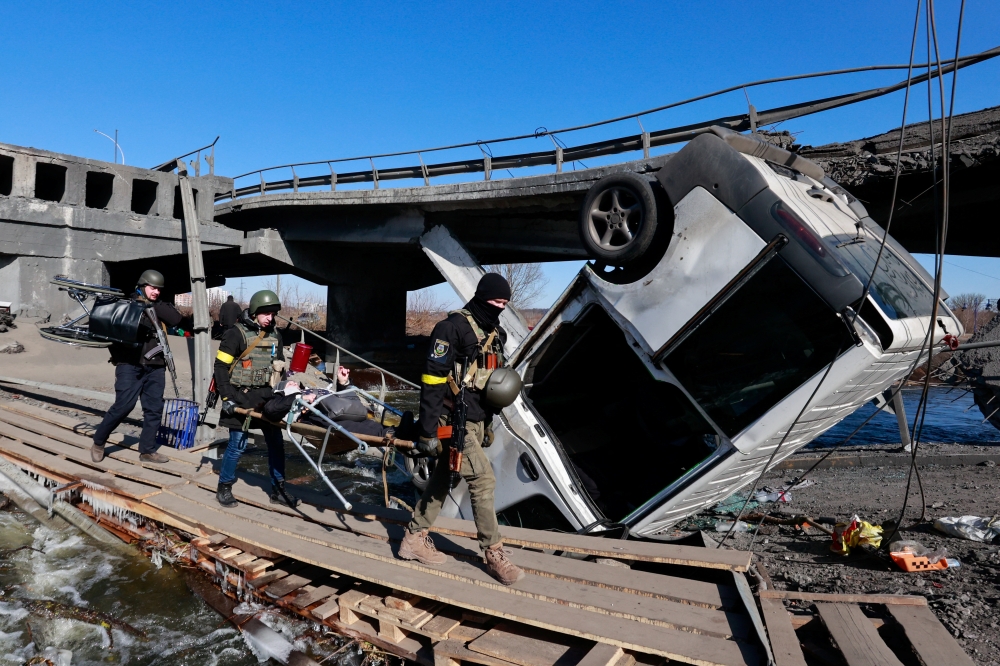 People fleeing the town of Irpin outside of Kyiv