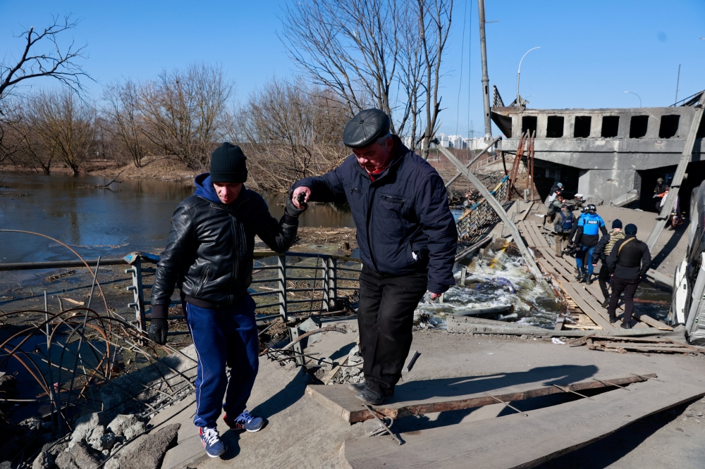 People fleeing the town of Irpin outside of Kyiv