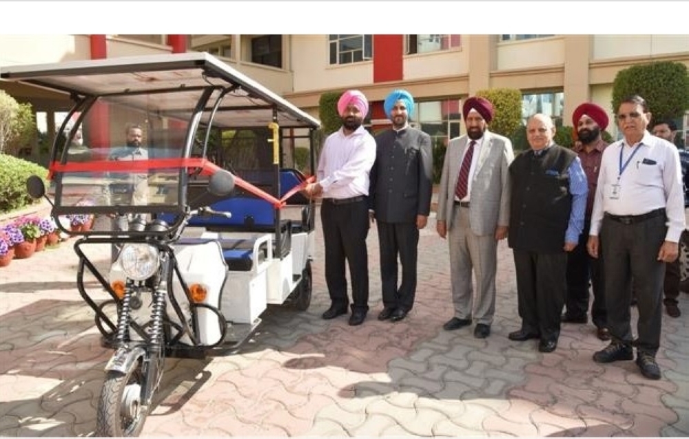 GGI Amritsar faculty members and students with solar-powered e-rickshaw built by the Institute students. Image source - Tribune