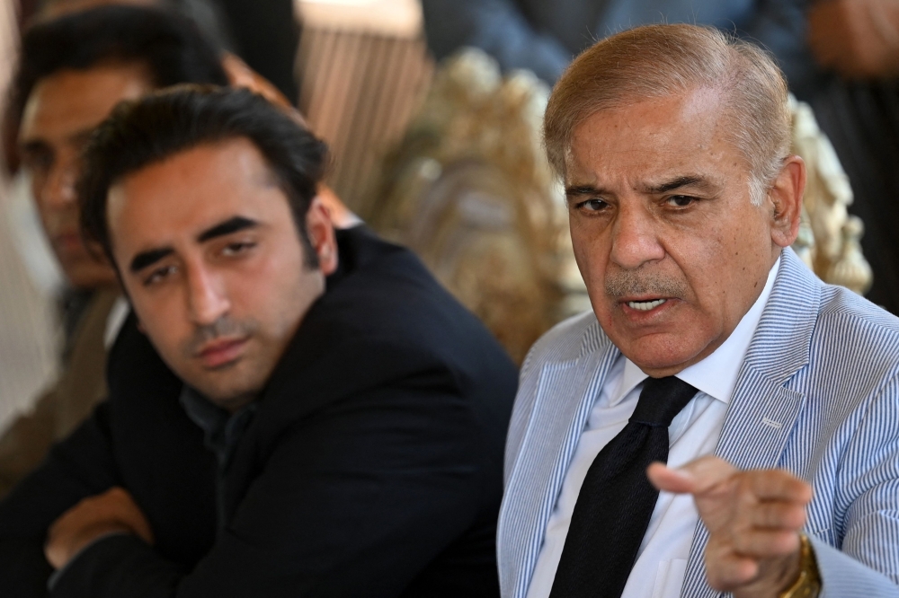 Pakistan's opposition leaders Shehbaz Sharif (R) and Bilawal Bhutto Zardari (L) speak during a press conference in Islamabad on April 4, 2022. 