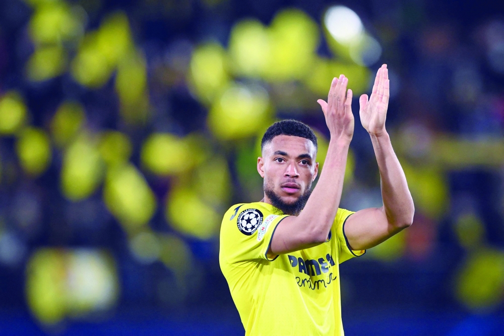 Villarreal's Dutch midfielder Arnaut Danjuma Groeneveld applauds at the end of the UEFA Champions League quarterfinal first leg football match between Villarreal CF and Bayern Munich at La Ceramica stadium in Villarreal on April 6, 2022. (Photo by Christof STACHE   / AFP)
