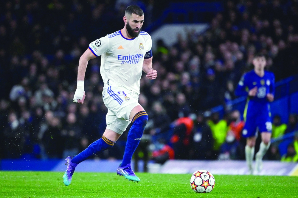 TOPSHOT - Real Madrid's French striker Karim Benzema controls the ball during the UEFA Champions League Quarterfinal first leg football match between Chelsea and Real Madrid at Stamford Bridge stadium in London, on April 6, 2022.  (Photo by JAVIER SORIANO / AFP)