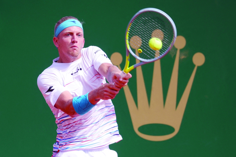 Spain's Alejandro Davidovich Fokina returns a ball to Serbia's Novak Djokovic during the Monte-Carlo ATP Masters Series tournament tennis match in Monaco on April 12, 2022. (Photo by Valery HACHE / AFP)

