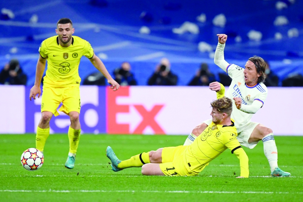 Real Madrid's Croatian midfielder Luka Modric (R) vies with Chelsea's German forward Timo Werner during the UEFA Champions League quarter final second leg football match between Real Madrid CF and Chelsea FC at the Santiago Bernabeu stadium in Madrid on April 12, 2022.  (Photo by OSCAR DEL POZO / AFP)

