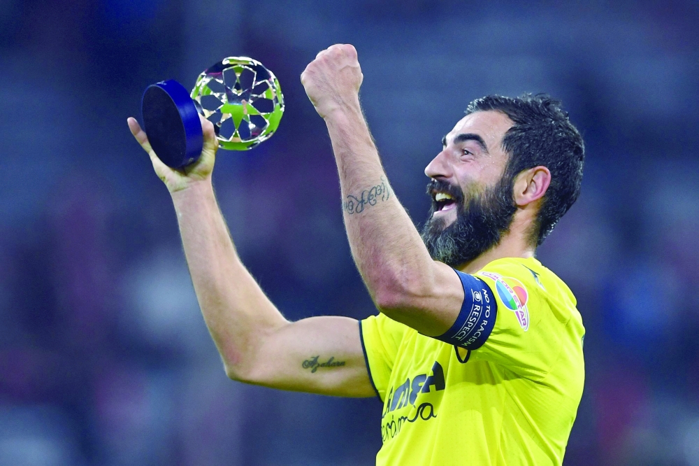Villarreal's Spanish defender Raul Albiol celebrates after the UEFA Champions League quarter-final, second leg football match FC Bayern Munich v FC Villarreal in Munich, southern Germany on April 12, 2022.  (Photo by Christof STACHE   / AFP)

