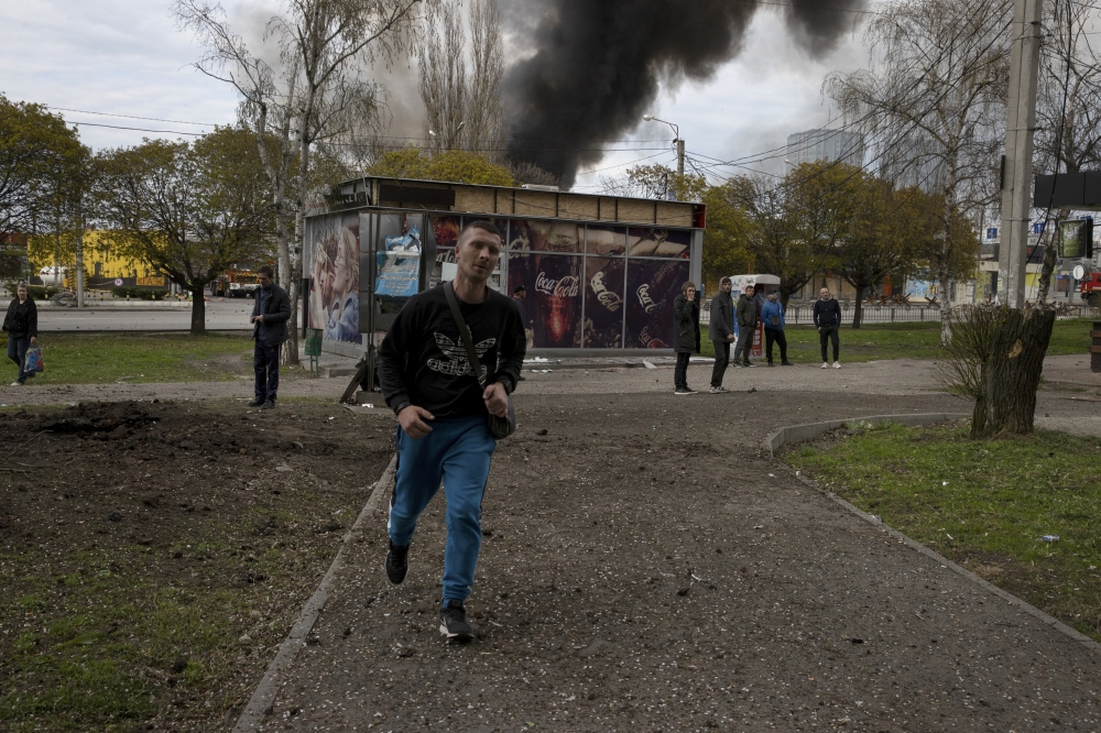 Residents evacuate Kharkiv, Ukraine, on Friday, April 22, 2022. (Tyler Hicks/The New York Times)