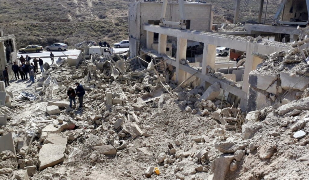 Men inspect damage in Damascus