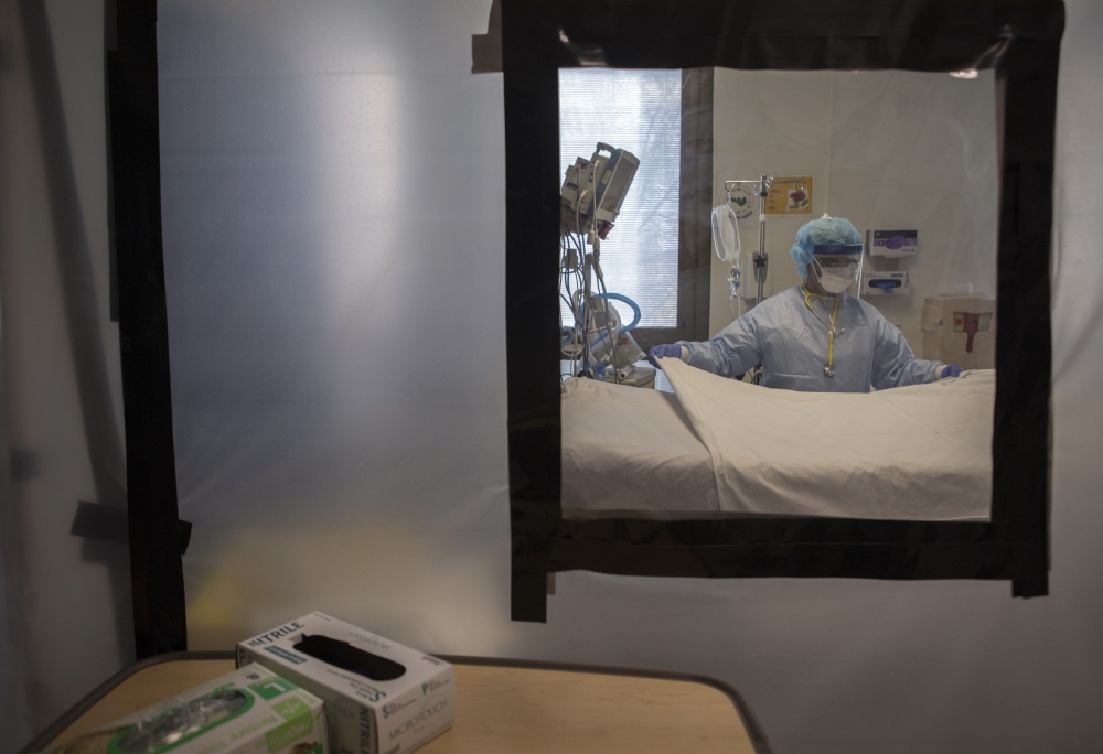 In the U.S., the Wworld Health Organization estimates that roughly 930,000 more people than normal had died by the end of 2021, compared with the 820,000 officially reported COVID-19 deaths over the same period. (Kirsten Luce/The New York Times)