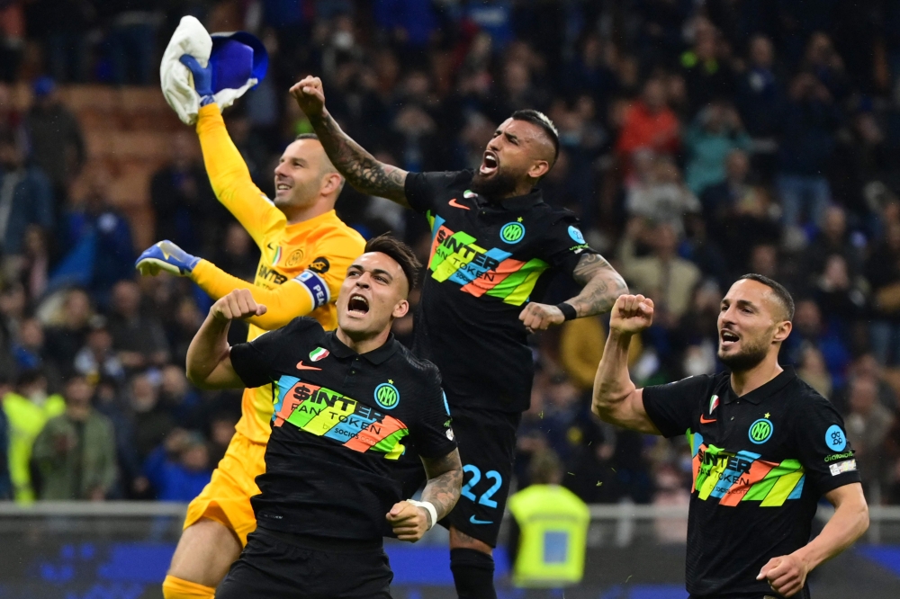(From L) Inter Milan's Slovenian goalkeeper Samir Handanovic, Inter Milan's Argentine forward Lautaro Martinez, Inter Milan's Chilean midfielder Arturo Vidal and Inter Milan's Italian defender Danilo D'Ambrosio acknowledge the public at the end of the Italian Serie A football match between Inter and Empoli on May 6, 2022 at the San Siro stadium in Milan. (Photo by MIGUEL MEDINA / AFP)


