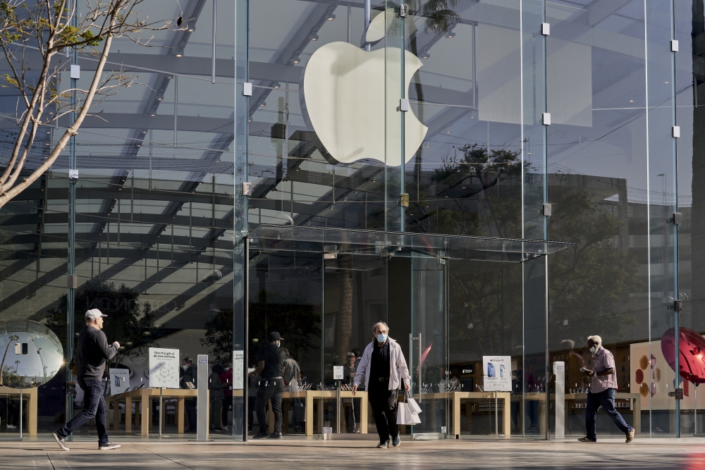 An Apple store in Santa Monica, Calif., Dec. 8, 2021. (Philip Cheung/The New York Times)
