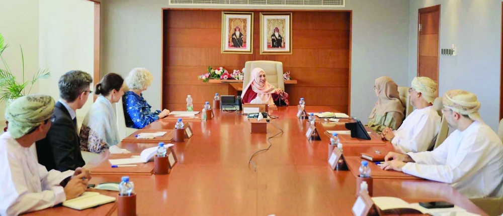 Dr Rahma bint Ibrahim al Mahrouqiyah holds talks with the delegation from the University of Cambridge.