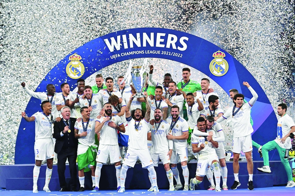 Real Madrid's Brazilian defender Marcelo lifts the Champions League trophy after Madrid 's victory in the UEFA Champions League final football match between Liverpool and Real Madrid at the Stade de France in Saint-Denis, north of Paris, on May 28, 2022.  (Photo by Paul ELLIS / AFP)

