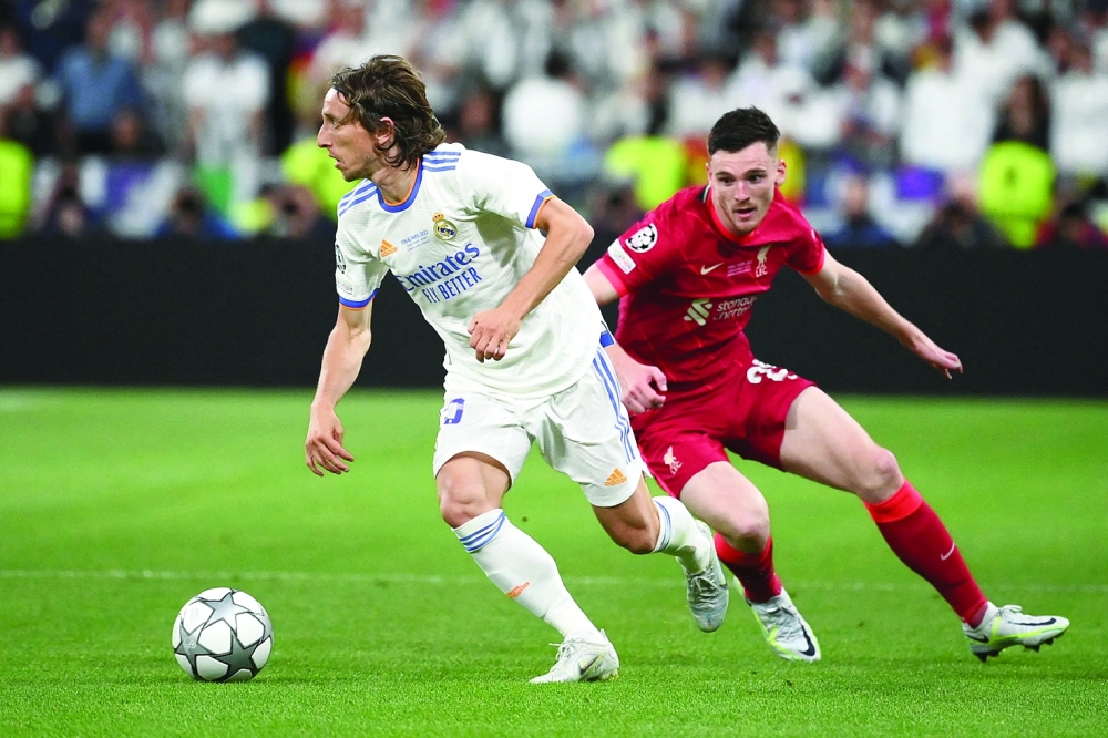 Real Madrid's Croatian midfielder Luka Modric (L) controls the ball during the UEFA Champions League final football match between Liverpool and Real Madrid at the Stade de France in Saint-Denis, north of Paris, on May 28, 2022.  (Photo by FRANCK FIFE / AFP)

