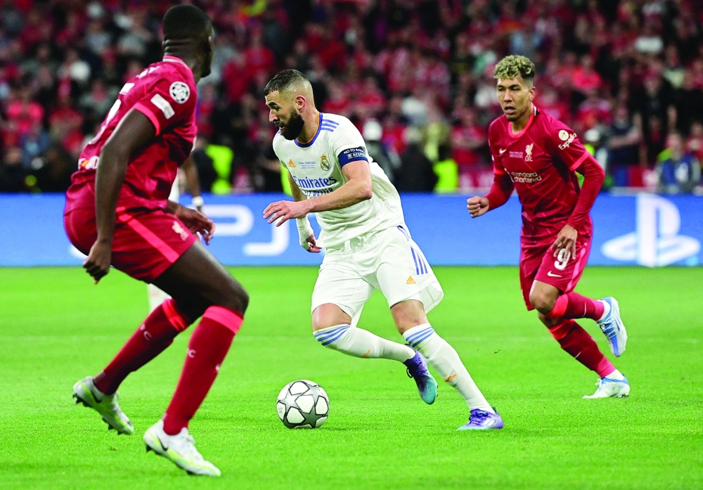 Real Madrid's French forward Karim Benzema (C) controls the ball during the UEFA Champions League final football match between Liverpool and Real Madrid at the Stade de France in Saint-Denis, north of Paris, on May 28, 2022.  (Photo by JAVIER SORIANO / AFP)

