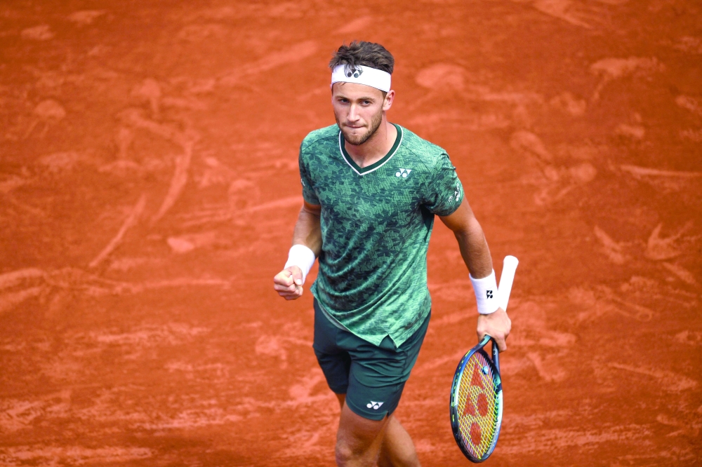 Norway's Casper Ruud reacts as he plays against Poland's Hubert Hurkacz during their men's singles match on day nine of the Roland-Garros Open tennis tournament at the Court Suzanne-Lenglen in Paris on May 30, 2022.  (Photo by JULIEN DE ROSA / AFP)

